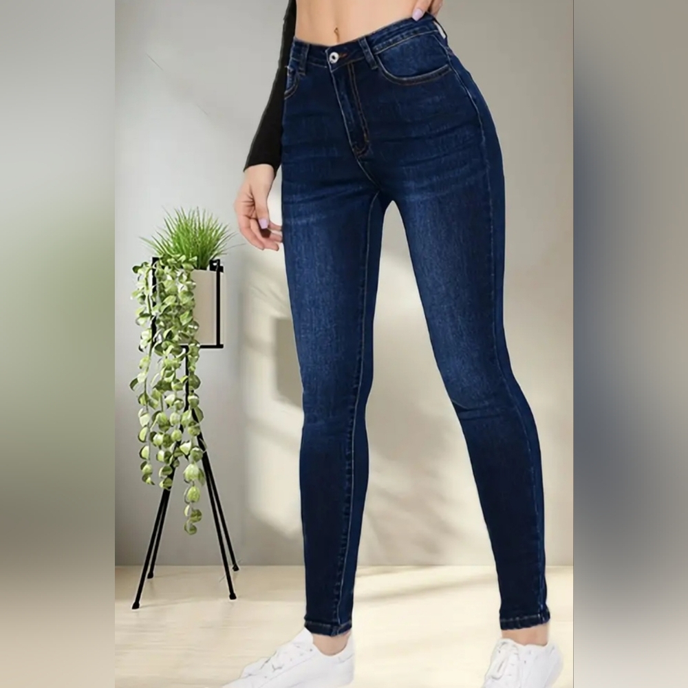 NWOT Stretcy Skinny Jeans, comfortable material.